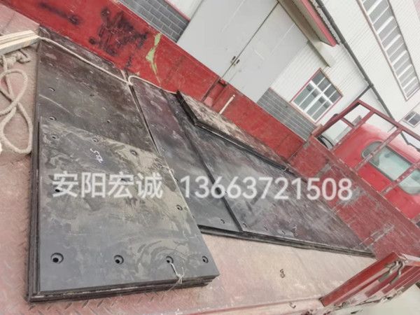 自卸車(chē)車(chē)底滑板發(fā)貨南寧，安陽(yáng)宏誠(chéng)自卸車(chē)車(chē)底滑板卸車(chē)沒(méi)煩惱！